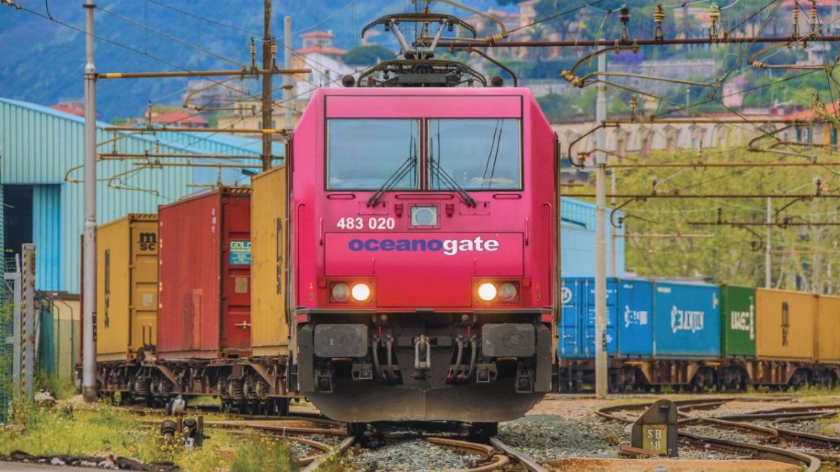 Oceanogate Italia pink train in La Spezia